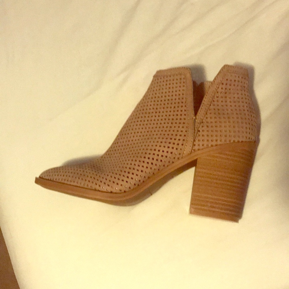 dv Booties Size 7.5 in Almond Never Worn